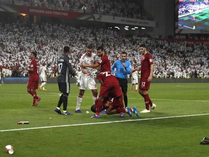 El catarí Salem Al Hajri, en el suelo tras el lanzamiento de sandalias y botellas por el público emiratí en la semifinal.