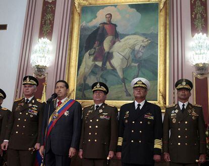 Chávez junto a varios jefes militares en el Palacio de Miraflores hoy 5 de julio de 2011