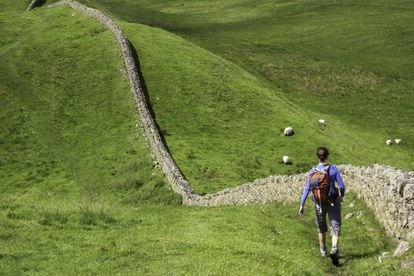 Un senderista caminando junto al muro de Adriano, en Northumberland (Reino Unido).