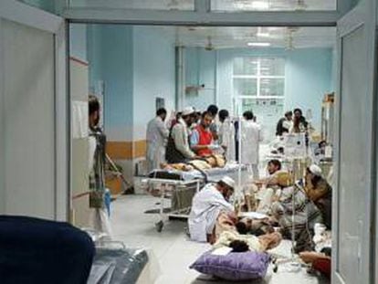 Profesionales de MSF tratan a v&iacute;ctimas afganas de un ataque talib&aacute;n en el hospital de Kunduz afectado por el bombardeo