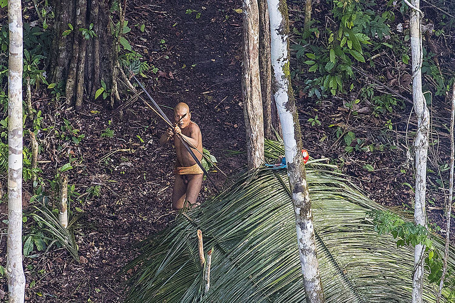 Uno de los indígenas aislados fotografiados en Acre en 2016 durante un sobrevuelo. Miembros de ese mismo pueblo han visitado ahora una aldea en esa región de la Amazonia brasileña fronteriza con Perú.