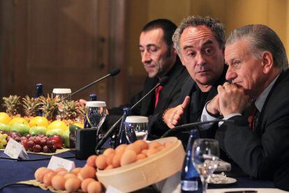 De izquierda a derecha, Josep Corbella, Ferran Adrià y Valentín Fuster presentan <i>La cocina de la salud</i>.