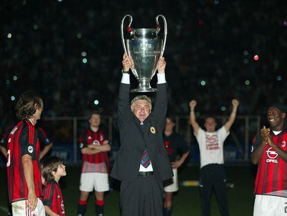 Carlo Ancelotti levanta en 2003 su primera Copa de Europa como entrenador, tras derrotar en los penaltis a la Juventus.