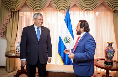 Dante Mossi junto al vicepresidente de El Salvador, Félix Ulloa