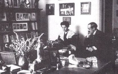 María Lejárraga y su marido en su casa de Madrid.
