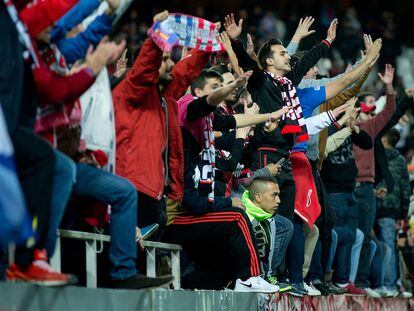 Ultras del Sevilla en un partido de 2014 contra el Madrid en el Sánchez Pizjuán.