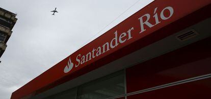 Logotipo de Banco Santander R&iacute;o en una oficina de Buenos Aires (Argentina).