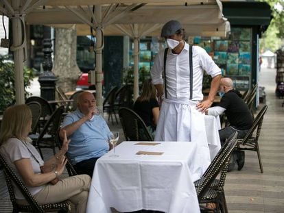 Una terrassa de la Rambla, pràcticament sense clients.