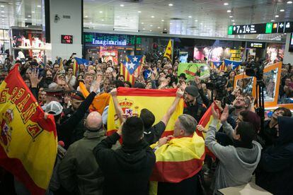 Dos manifestaciones, una a favor y otra en contra de la independencia de Catalu&ntilde;a el pasado octubre en la estaci&oacute;n del Ave de Barcelona.