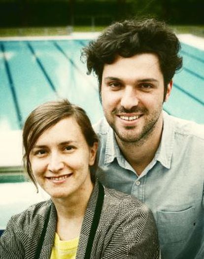 Los arquitectos Víctor Navarro y María Langarita, en la piscina de la Complutense.