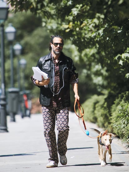 Hugo Silva pasea al perro disfrazado de Prada.