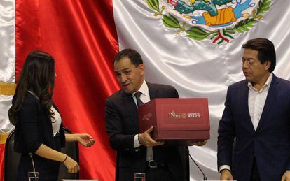 El Secretario de Hacienda entrega el Presupuesto en la Cámara de Diputados.