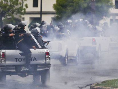 Policías reprimen una protesta en Nicaragua. 