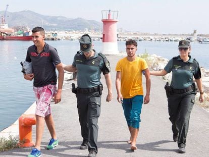 Efectivos de la Guardia Civil atienden en Motril (Granada) a varias de las 120 personas rescatadas en aguas de Alborán el pasado 20 de septiembre.