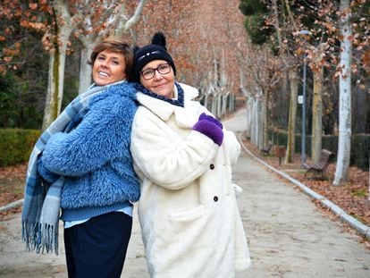 De izquierda a derecha, Almudena Díaz-Miguel y Esther Pedraza, autoras del libro 'Gatos. Los felinos que dominan el mundo' posan en un parque de Madrid el 28 de diciembre de 2023