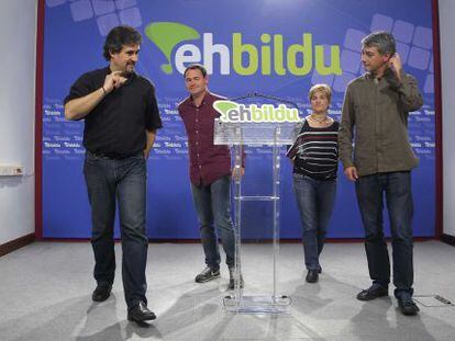 Urizar, Arraiz, Ubera y Matute, tras la rueda de prensa que ha ofrecido EH Bildu para analizar los resultados electorales.