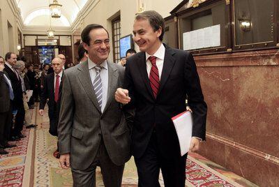 José Luis Rodríguez Zapatero y José Bono, en los pasillos del Congreso.