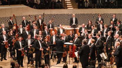 Andris Nelsons (de espaldas aplaudiendo), con la Filarmónica de Viena.