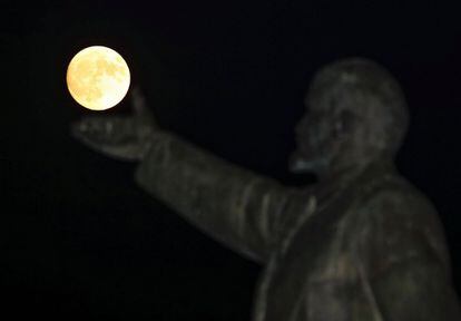 La superlluna a tocar de l'estàtua de Lenin a Baikonur, al Kazakhstan.
