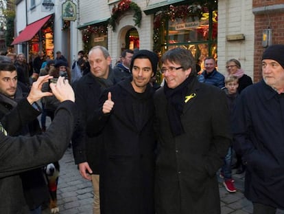 Carles Puigdemont (centre) recorre el centre històric de Bruges el 25 de novembre.