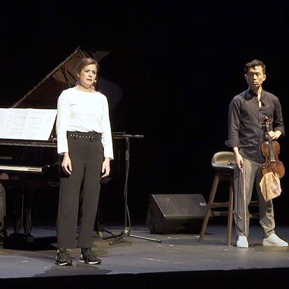 Obra en el teatro Kamikaze. la obra de teatro 'Yo soy el que soy': El del violín es Aaron Lee, la actriz es Verónica Roldán y el pianista es Gaby Goldman