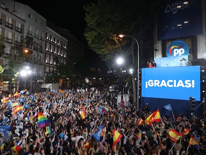 Ambiente de fiesta en la calle de Génova, donde está la sede del PP.
