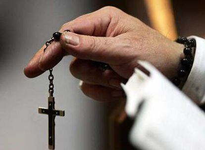 Un católico reza con un rosario en la catedral de Edimburgo.