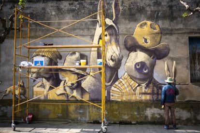 La idea del Festival GarGar surgió de los propietarios de una empresa de diseño gráfico local, que vieron barriadas así decoradas en Río de Janeiro (Brasil) y pensaron que con algo similar podrían resucitar su pueblo. <br>El parisiense Harry James fue uno de los invitados en la pasada edición del Gargar (en la imagen).</br>