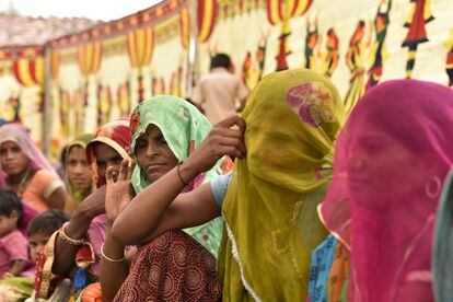 Varias mujeres adultas en Uttar Pradesh, India. Los matrimonios concertados y a la fuerza son una práctica habitual en este país. Pincha en la imagen para ver la fotogalería completa.