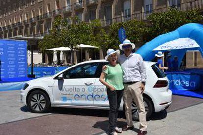 Esther Gimeno, actriz, y Pedro Martínez, empleado de Endesa, a su llegada a la plaza del Pilar de Zaragoza.