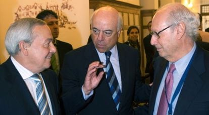 Carlos Solchaga junto al presidente de BBVA, Francisco González, y Miguel Boyer en una conferencia de la Universidad Menendez Pelayo de Santander.