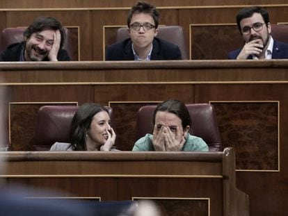 Diputados de Podemos atienden a la intervenci&oacute;n del presidente del Gobierno, Mariano Rajoy.