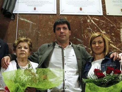 El alcalde de Errenteria, Julen Mendoza, posa junto a Juani (izquierda), viuda de Jos&eacute; Luis Caso, y Naiara, hija de Manuel Zamarre&ntilde;o.