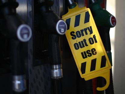 Cartel de "fuera de servicio" en el surtidor de una gasolinera del este de Londres, el pasado viernes.