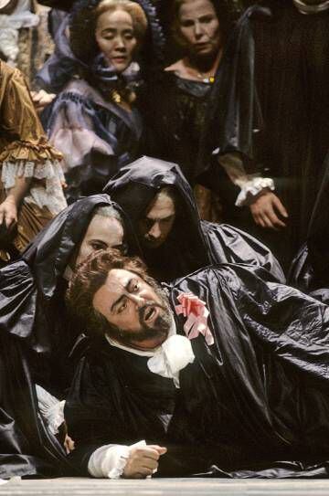 Luciano Pavarotti, en la ópera 'Un Ballo in maschera', en 1992.