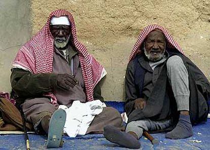 Dos hombres, sentados en la acera de una calle del barrio Al Aoud, uno de los más pobres de Riad, la capital de Arabia Saudí.