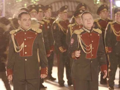 El coro de la Guardia Nacional Rusa cantando 'Last Christmas' de Wham! en la Plaza Roja de Moscú.