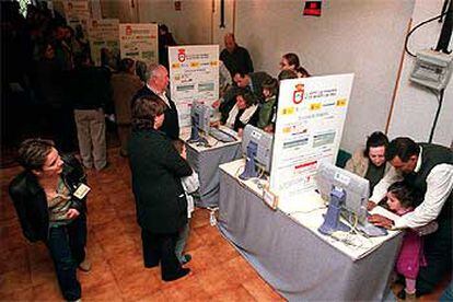 Imagen de la votación electrónica realizada en Hoyo de Pinares (Ávila), en 2003.