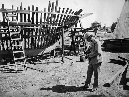 Jack London fotografiando el esqueleto del Snark. Bahía de San Francisco, 1906