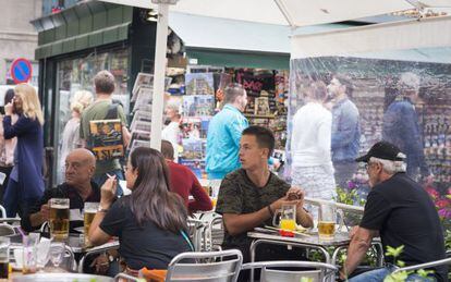 Terraza de un bar en La Rambla de Barcelona.