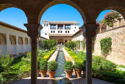 Los visitantes que se acercan a la Alhambra (2.615.188 en 2016; www.alhambra-patronato.es) pueden ver, a través de una ventana y una puerta, las bóvedas y paramentos interiores del Baño Real del Palacio de Comares, recién restaurados. Un ejemplo más de cómo el impresionante complejo palatino andalusí continúa sorprendiendo y desvelando secretos 12 siglos después (hay constancia de su existencia desde el IX). Palacios, jardines, alcázares. La alcazaba, la Puerta de la Justicia, la Sala de Barca, el Patio de los Leones, el palacio de Carlos V, las habitaciones del emperador y el Peinador de la Reina, el Generalife. Una ciudad dominando la orografía de otra ciudad, Granada.