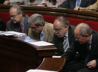 Los consejeros Castells, Saura y Carod y el presidente Montilla durante una votación ayer.