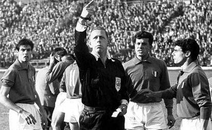 El árbitro Ken Aston, en el polémico Chile-Italia del Mundial de 1962.
