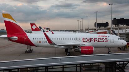 Avión de Iberia Express, en el aeropuerto de Schiphol en Ámsterdam.