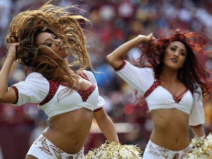 En esta foto de archivo tomada el 10 de septiembre de 2017, las animadoras de los Washington Redskins se enfrentan contra los Philadelphia Eagles en el FedExField, Maryland.