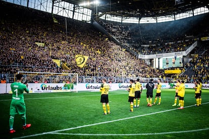 Los jugadores del Dortmund celebran una victoria con el Muro Amarillo del Signal Iduna Park. /