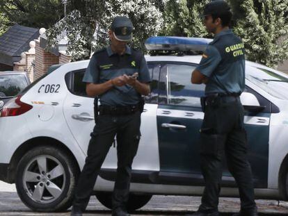 Dos agentes de la Guardia Civil en una imagen de archivo.