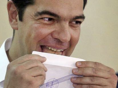 El primer ministro griego, Alexis Tsipras, hoy en el colegio electoral al que ha acudido a depositar su voto en el refer&eacute;ndum.