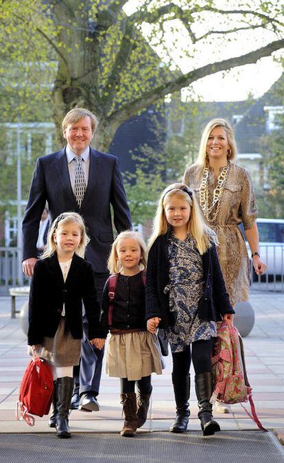 El príncipe Guillermo de Holanda y su esposa, Máxima, acompañanan a su hija pequeña, Ariane (centro) en su primer día de escuela, el 11 de abril. Junto a la pequeña, de cuatro años, sus hermanas, Catalina Amalia, de siete años (derecha), y Alexia, de cinco (izquierda).