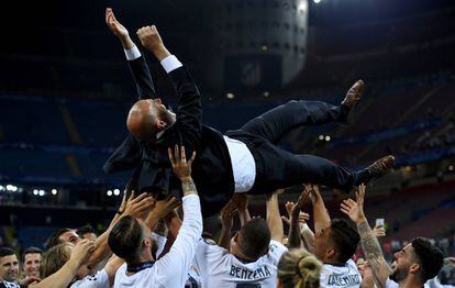 Zidane, manteado por sus jugadores tras conseguir la Undécima.